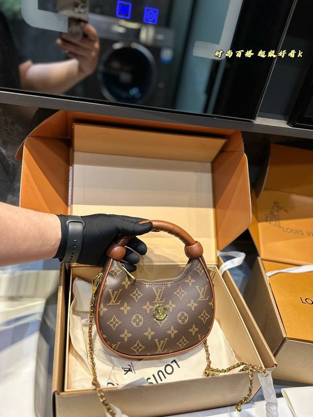 礼盒包装 Lv 中古bagatelle ，小金球腋下包 单肩斜挎款 这款包真的很简单 越看越好看 容量非常感人 轻松装纳日常随身物品 这只包真的要安利大家 简直