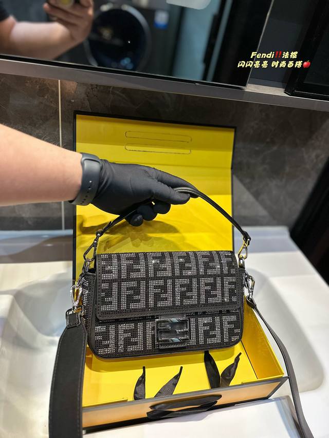 折叠礼盒 Fendi Baguette法棍包中号第一眼就觉得砸中了我。加上中号有一根较长的肩带，非常实用。中号的装两个手机，钱包，钥匙，墨镜，口红，粉饼都毫无压