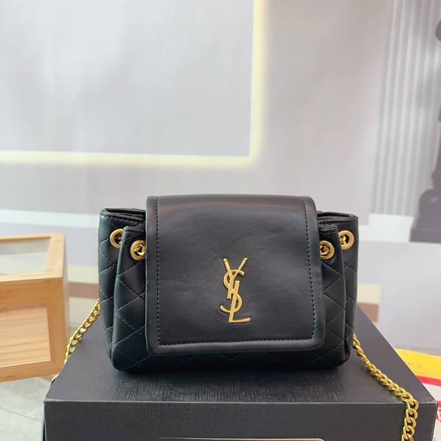 礼盒 圣罗兰ysl Nolita 这款真的不用多说 知道的人都懂，这款目前算是 Ysl家最难买的包了，日常容量完全够，性价比超高，羊皮材质手感一眼就太爱了尺寸1