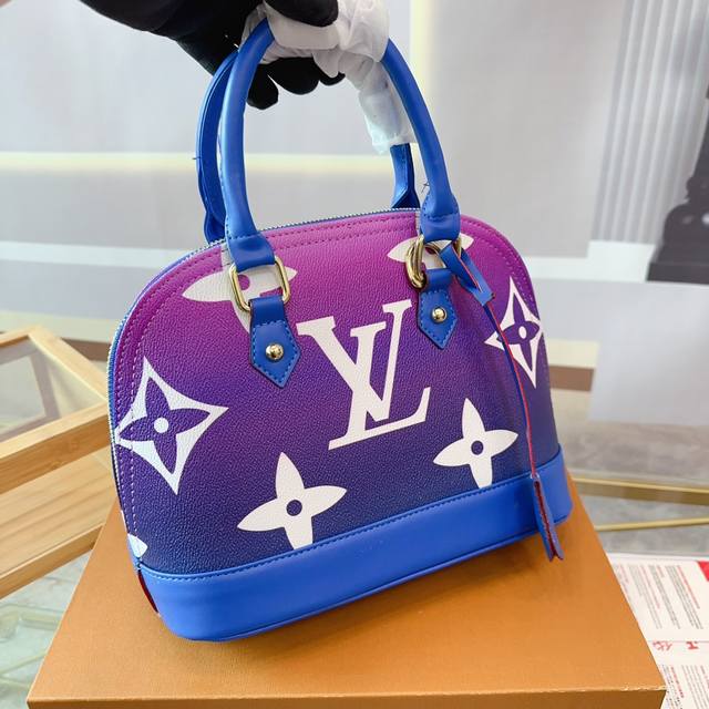 Lv Lv Alma Bb贝壳包 原版高品质 包包这款retiro 手袋以标志性的老花面料制成 经典永恒。优雅低调的外形设计和宽敞的包身更加入了实用性。可调节肩