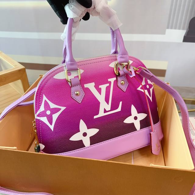 Lv Lv Alma Bb贝壳包 原版高品质 包包这款retiro 手袋以标志性的老花面料制成 经典永恒。优雅低调的外形设计和宽敞的包身更加入了实用性。可调节肩