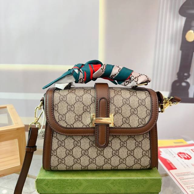 礼盒包装 Size：27*20Cm Gucci 最新款腋下包配长带可肩背～非常实用！经典logo！顶级做工！面料采用进口老花面料配皮～手感超级棒堪比专柜品质 W