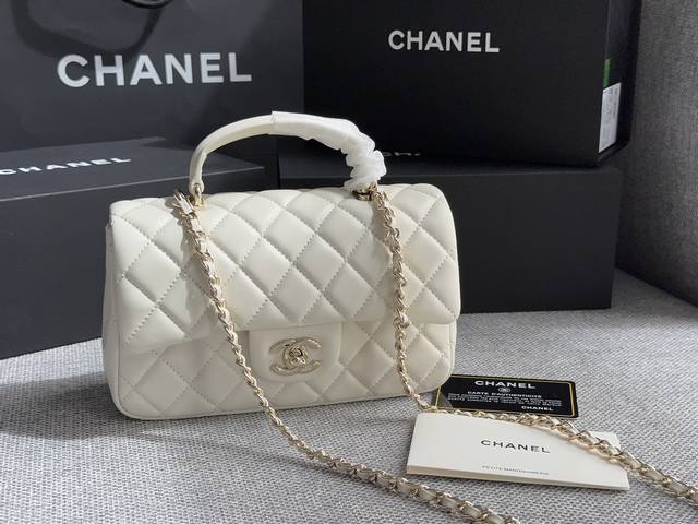 配盒 Size ：20*12Cm 小香家 Chanel23K皮穿链手柄cf让经典再升级~ 可以手提的！包包很实用！ 羊皮配淡金扣，优雅又公主！