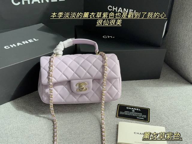 配盒 Size ：20*12Cm 小香家 Chanel23K皮穿链手柄cf让经典再升级~ 可以手提的！包包很实用！ 羊皮配淡金扣，优雅又公主！