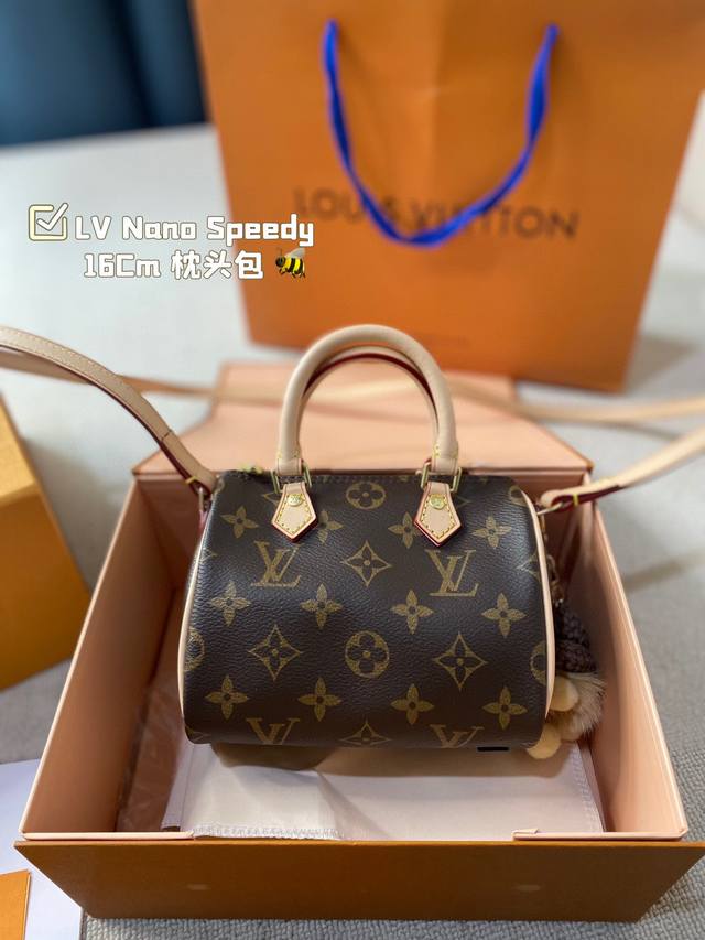 Lv Nano Speedy 16 枕头包 Lv 新款系列 枕头包 手袋,全网首发 Lv Speedy Nano 枕头包这款retiro 手袋以标志性 经典永恒