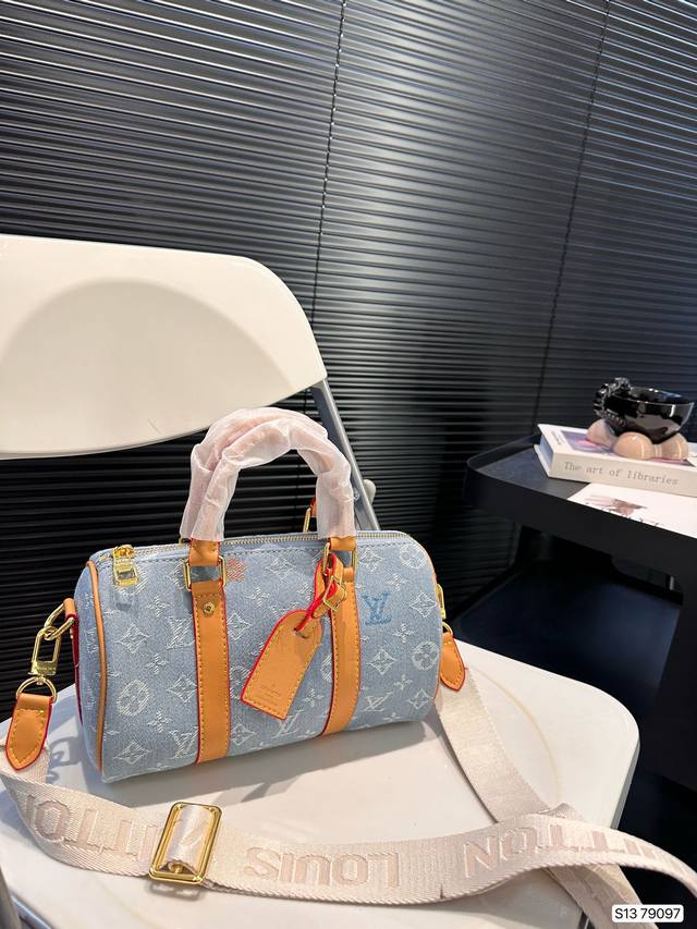 Lv 走秀款牛仔枕头包 Nano Keepall 枕头包，春夏秀款系列，这次lv的款太可了，男女都可以背的款 ，酷酷帅帅可可爱爱～尺寸：25 13 货号7909