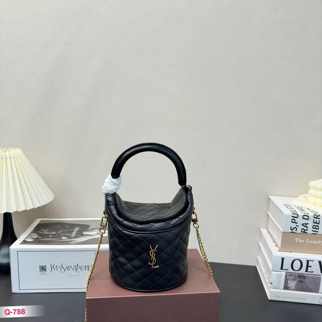 免税店全套包装 圣罗兰 Ysl.薯条包 菱形珩缝的薯条包. 可手拎可斜挎. 牛皮版本 很有趣味性 造型感满满、尺寸：15*13Cm