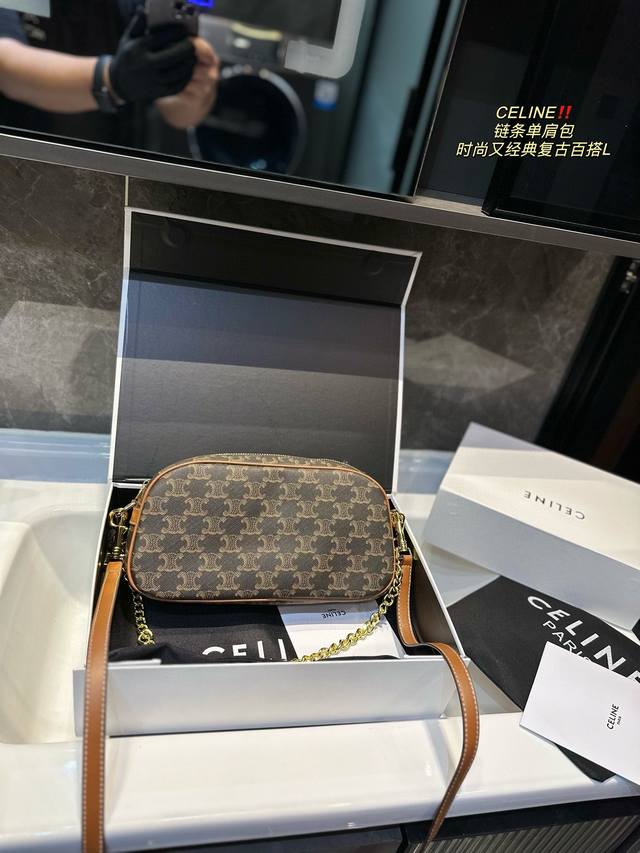 尺寸：26Cm Celine 23Ss 斜挎包 整只包简洁利落， 满满的舒服帆布袋！ 手提单肩都超美