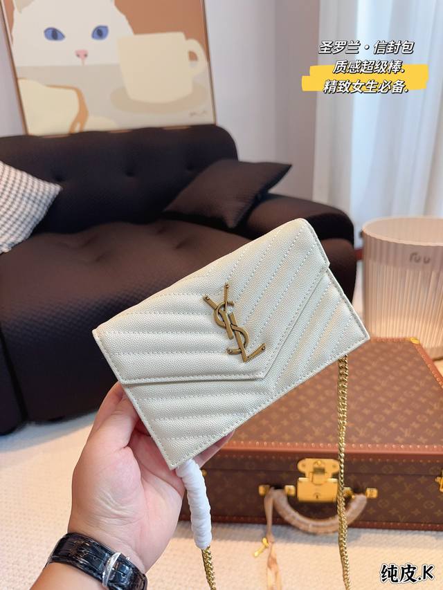 纯皮 配礼盒 圣罗兰ysl 信封包 专柜新品 明星款 据说上市不到一个月被抢空 超多博主推荐 保留了ysl一贯的摇滚精神 走的都市随性风 值得打call 要不要