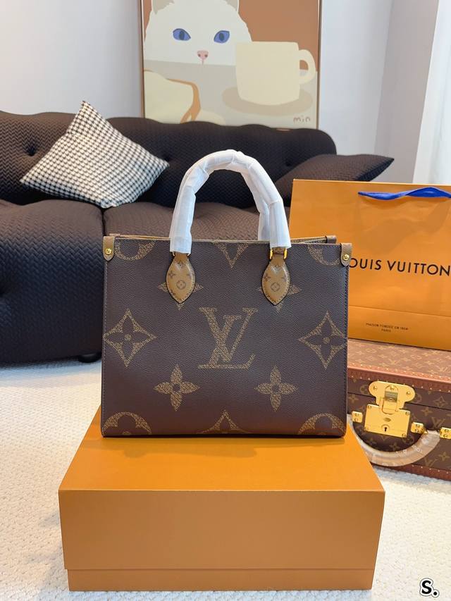 配礼盒. Lv 购物袋 丛林系列 购物袋 Mini Onthego 购物或周末出游 拎起 Onthego 手袋即刻出发 Lv 新款 购物袋大花新料拼色 每一面都