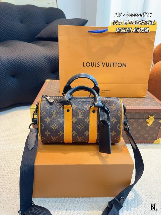 配礼盒 Lv X Nigo Keepall Xs25枕头包 手袋是一款理想的都市手袋。 标志性的造型与经典的 Monogram 帆布，加之多种携带方式和奢华的天