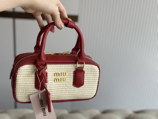 配盒 Size：23*11Cm Miumiu保龄球 公文包 包包甜度刚好！ 很难不爱啊啊！ 可手拎也可斜挎 绝对不是小废包哦容量足足的~~ 出场就是miumiu