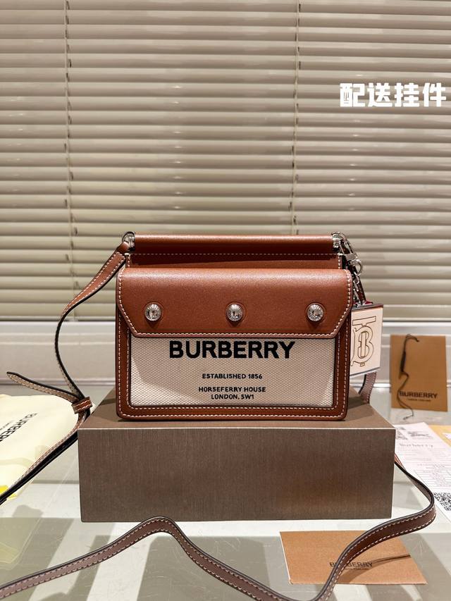 配挂件 Burberry 双面包horseferry印花帆布拼皮革斜背包 20Cm