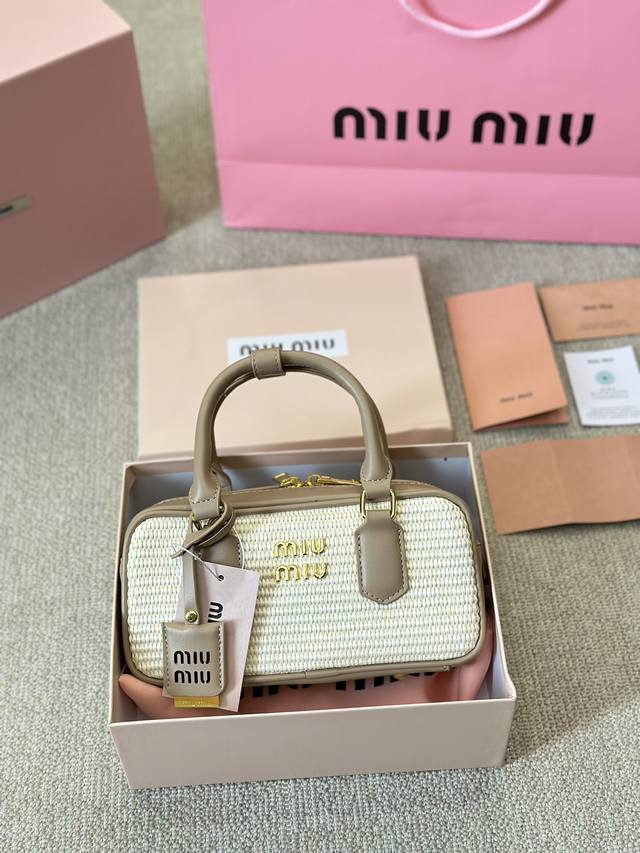 草编 Miumiu限定款相机包 简单又好看 Miumiu而且超级实用， #Miumiu新款包包 尺寸23 12Cm