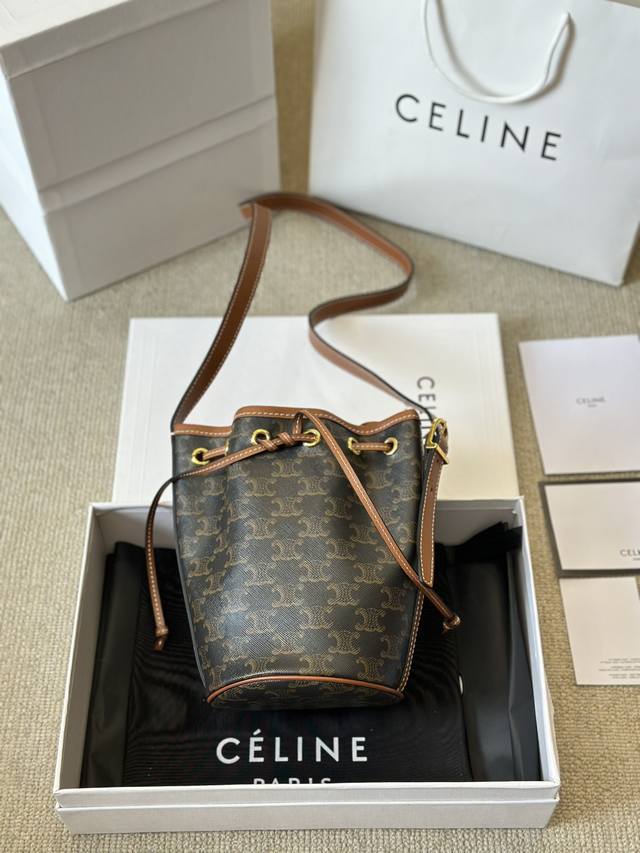 顶级原单 纯牛皮 Celinei赛琳老花抽绳水桶包欧阳娜娜同款 Celine 凯旋门老花小水桶 尺寸14.21Cm 抽绳设计包包自重超轻！超能装凝 老花经典不过