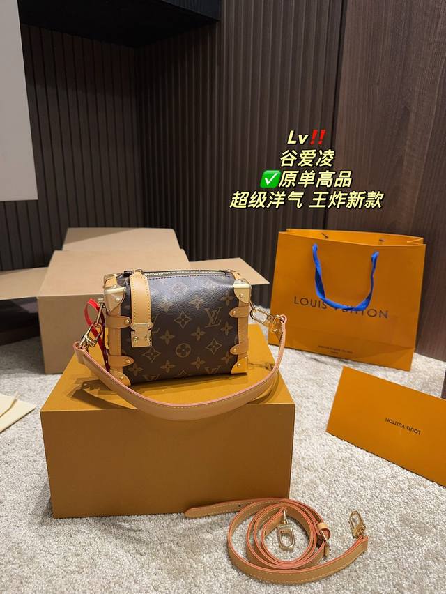 原单高品 全套包装尺寸19.12 Lv 白彩谷爱凌 金属包边带来的强势感，满屏的未来主义以时尚摩登的方式重新演绎经典箱子，超强设计 感，一整个狠狠爱住