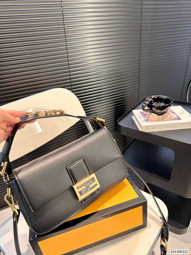 折叠盒 Fendi Baguette芬迪法棍包中号第一眼就觉得砸中了我。加上中号有一根较长的肩带，非常实用。装两个手机，钱包，钥匙，墨镜，口红，粉饼都毫无压力。