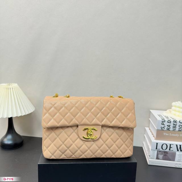 配折叠盒 Chanel 推出中古翻盖包 S 香奈儿一直都优雅、大气高贵出现在大家眼前，满满的贵族气质，自带名媛范儿，看着都心动啦它是一款非常复古有风情的包包，用 - 点击图像关闭