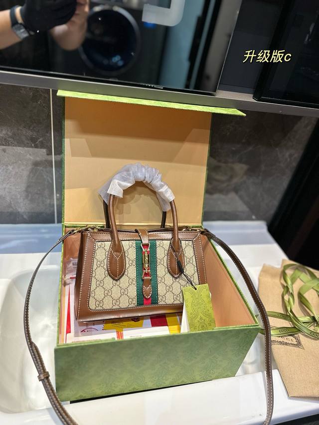 折叠飞机礼盒 Gucci 新品 1961 Jackie Tote手袋 可斜挎 开挂的1961系列永不过时的jackie在秋冬时装秀 就出现的复jackie的身影