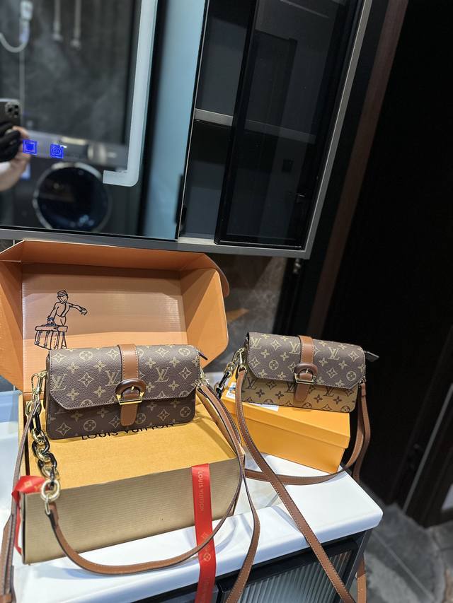 礼盒包装 Lv 新品，非常实用和百搭.这个款满轻便又耐用的一款 容量也ok X尺寸：24 13