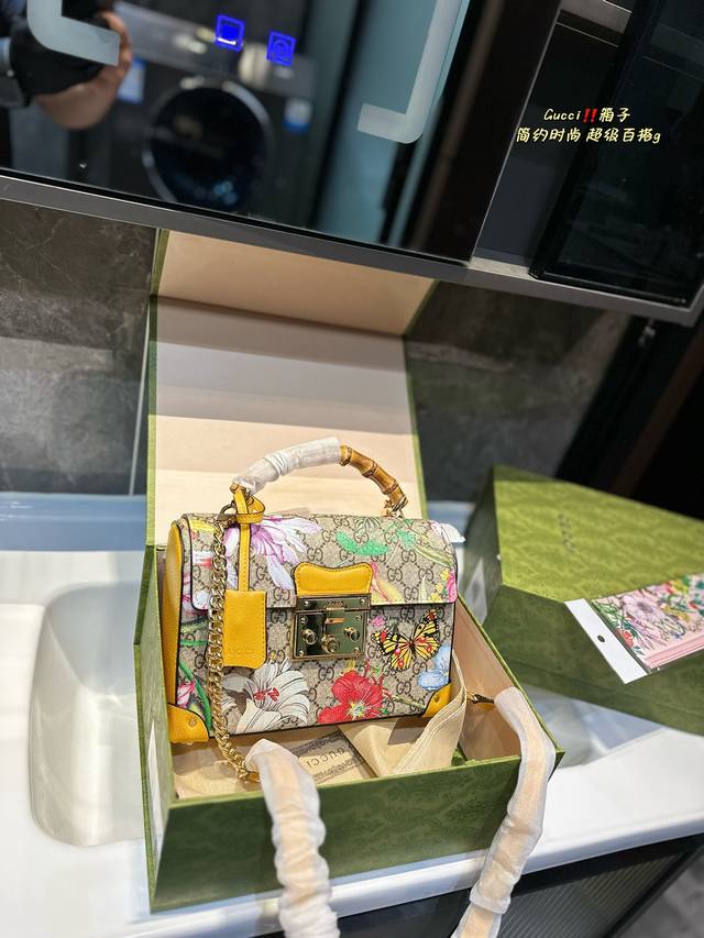 折叠礼盒 Gucci 限定款 是心动呀 Padlock系列 高级竹节小箱子 此款颇具结构感的肩背包采用高级人造帆布精心打造，肩带搭配从典藏设计中直接取用的钥匙锁