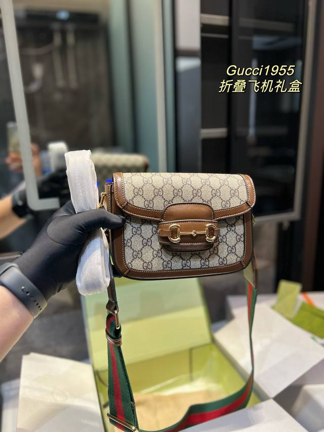 折叠飞机 纯皮 Gucci1955一个包搭配2条肩带！ 完全是三种风格！ 第一条是当下大火的老花织带 第二条是干练的皮肩带 貌美如花的1955 Gg 迷你马鞍包