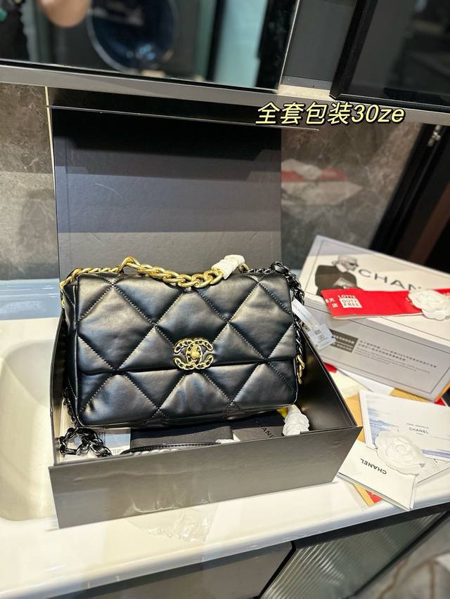 原单 Chanel19Bagi1男生女生都可以拥有的小香这个包又多“不需要我多说了 大logo黑金标志辨识度很高 我觉得大小刚刚好容量够日常使用 休闲风和淑女风