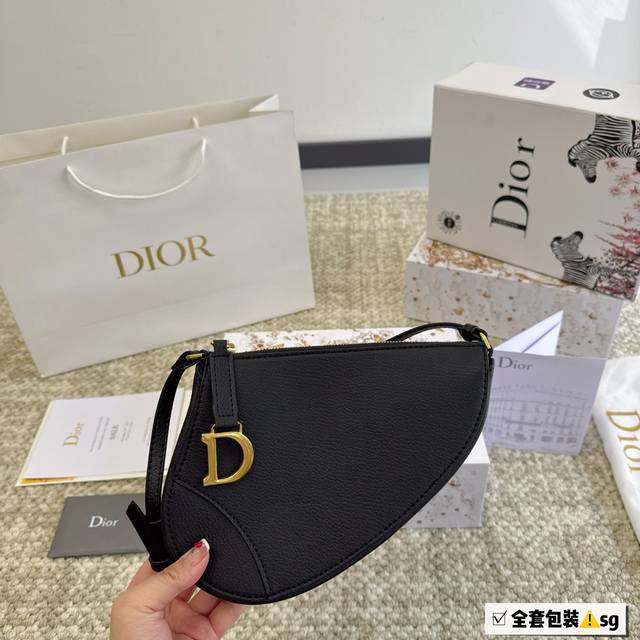 全套包装 Dior Saddle 腋下包 24早春季新款马鞍手袋，可手提也可以肩背哦 这款马鞍手拿包是二零二四早春系列新品，重新诠释同名系列的复古金色饰面金属马