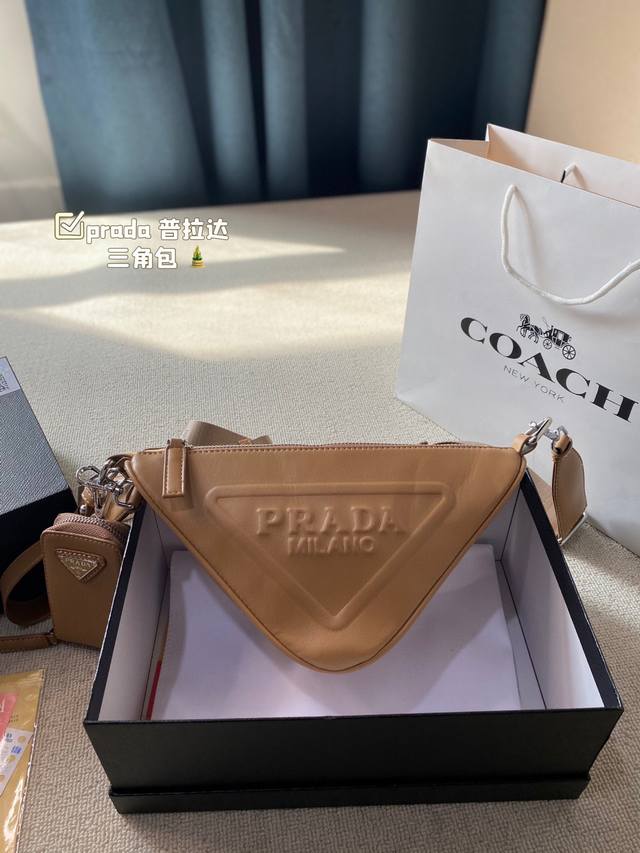 Prada 普拉达 春夏新款 海岛的夏天三角包实物真的把我美住了单肩斜挎都可以 尺寸17*16