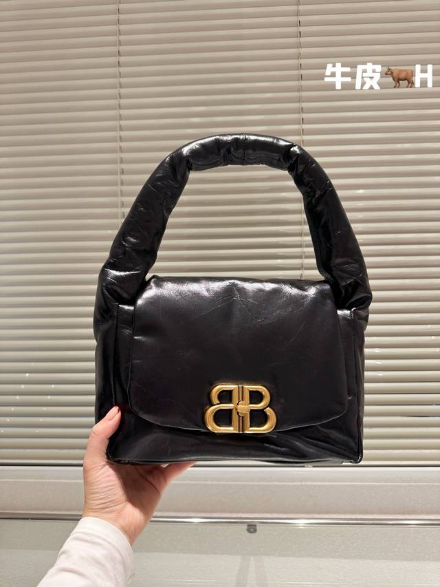 无盒 Balenciag 2024春夏新品monaco新品来袭油蜡牛皮非常有质感转锁开合做旧复古五金配件装饰单肩腋下 法棍包酷辣时尚潮girl必备尺寸: 25X