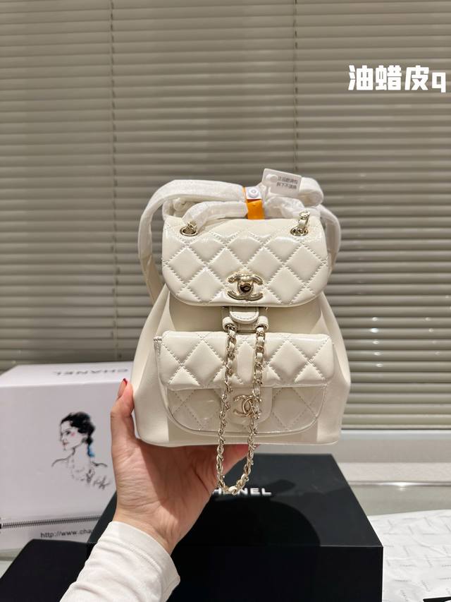 全套包装 Chanel 24P Duma小背包 经典万年款duma小背包 24新版本是平面小牛皮更显档次及耐用 最推荐的皮质 经典中的天花板，超实用耐看[色 1