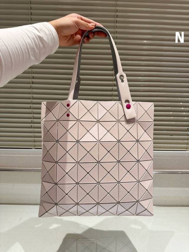 拼色 Issey Miyake Baobao 三宅一生6X6 尺寸 34X34Cm 真的超高级！ 配正版黑白卡 正版五金无缝拼接