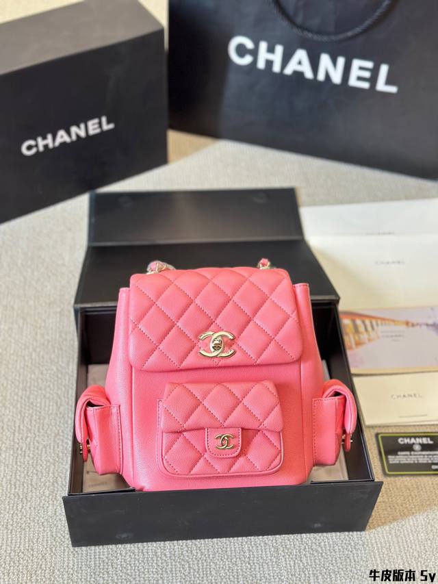 牛皮版本 香奈儿 Chanel 23K 系列坦克大号双肩背包 众所期待23K新品背包 炸药 包 坦克背包颜值担当，依1日经典帅气 复古程度还是一见倾心无法抗拒了