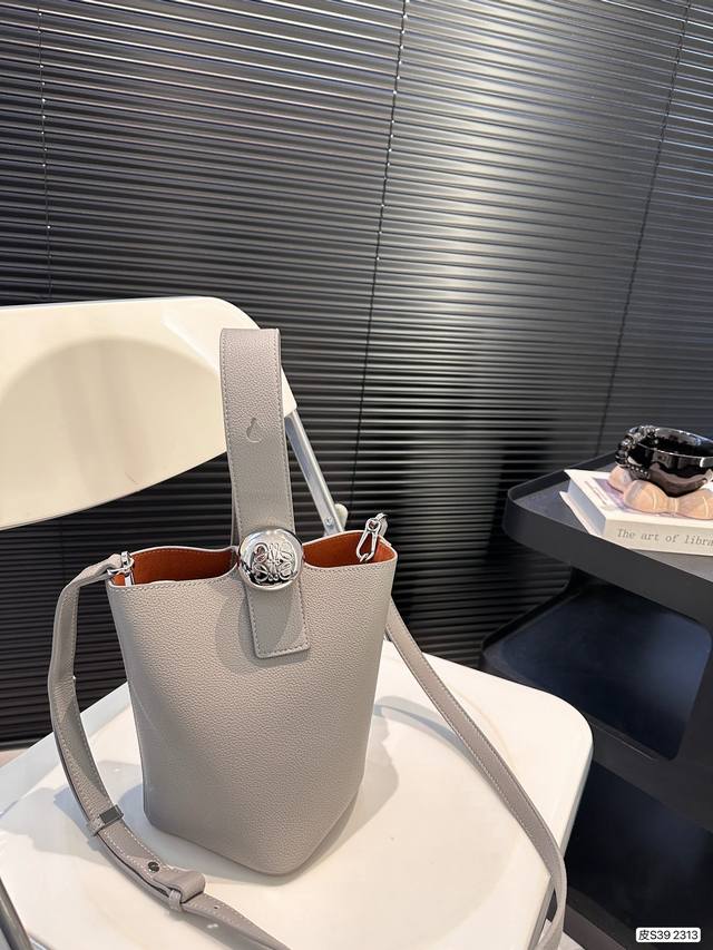 纯皮 新品速来 罗意威水桶 Loewe Pebble手袋 Loewe新款pebble手袋，来自2024春夏秀场。 Pebble 手袋采用极简水桶廓形搭配敞口式设