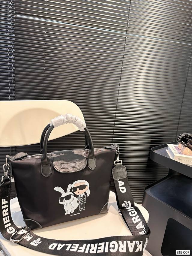 Karl Lagerfeld老佛爷托特包24春夏足够大的一款通勤包包好看、简约、实用是亮点 上班族们真的太需要这样一款包把啥都往里装 #Karllagerfel