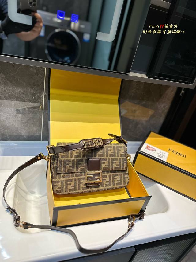 折叠礼盒 Fendi Baguette芬迪法棍包中号第一眼就觉得砸中了我。加上中号有一根较长的肩带，非常实用。装两个手机，钱包，钥匙，墨镜，口红，粉饼都毫无压力