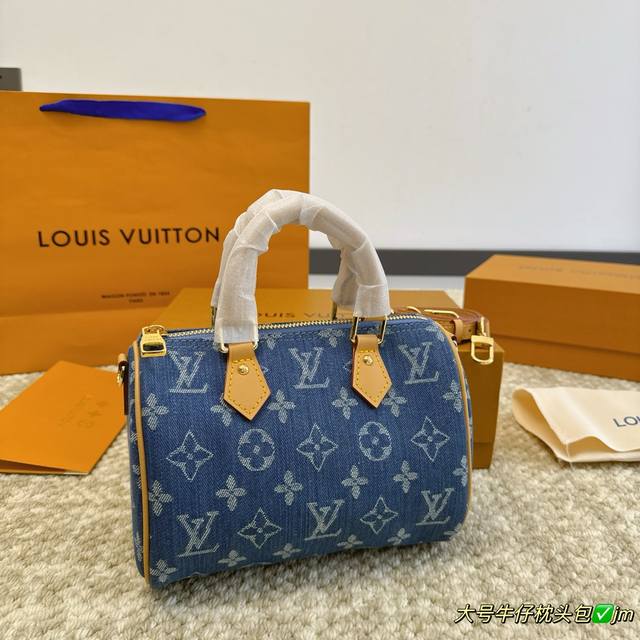 折叠盒 Lv Speedy 20丹宁牛仔枕头包 Lv 新款系列 枕头包 手袋,全网首发 Lv Speedy Nano 枕头包这款retiro 手袋以标志性 经典