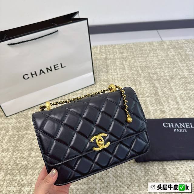 折叠盒 Chanel24C双金珠回归 魅力无敌 专柜双金珠包返场，众所期待的一只高颜值爆款 调节链条可以斜挎、单肩、流浪、手拿各种捏造型，满足各种需求、又美又飒 - 点击图像关闭