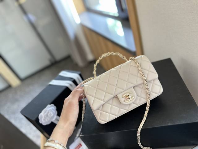 折叠礼盒官网飞机盒” Chanel 24K 手柄大mini Handle 这季手柄跟以往不一样，金属装饰是加分项， 更加精致复古，容量一如既往的够用，可以放手机