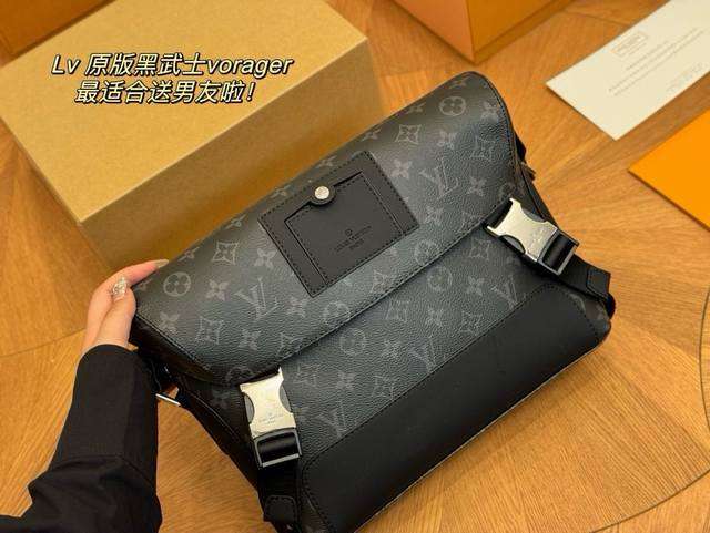 配折叠盒飞机盒 Size：28*25Cm Lv 男士邮差包 Voyager邮差包 结构和辅料都时尚青春化， 包包的大小尺码刚刚好， 手感很软！但是很型哦！ 搜索