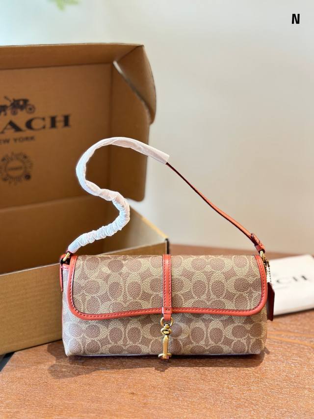 Coach 新品 Hamptons 系列小挎包腋下包这次我又可以了 Coach蔻驰-新品hamptons系列 简约利落的包型经典印花标识 无论是休闲还是正式都很 - 点击图像关闭