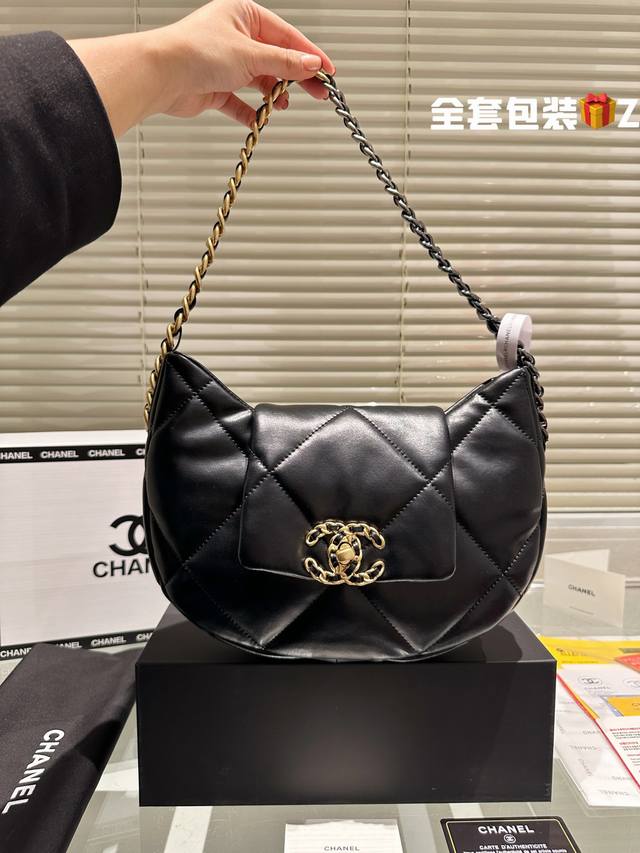 原单 Chanel 24K腋下流浪包 慵懒随性又好背 上身满满的惊喜 高级慵懒又随性 彻底心动的一只 Size：29Cm