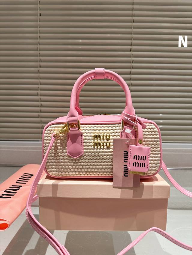 草编 Miumiu限定款相机包 简单又好看 Miumiu而且超级实用， #Miumiu新款包包 尺寸23 12Cm - 点击图像关闭