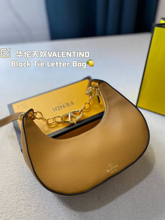 牛皮版本 华伦天奴valentino女士 Valentino 秀款 Black Tie Valentino Letter Bag 来自valentino 的信袋