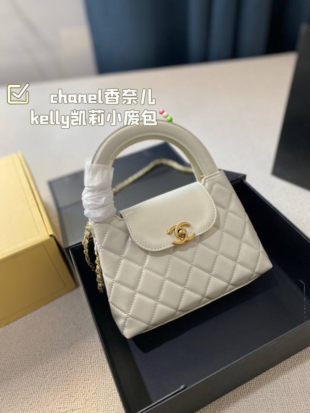 全套包装 Chanel香奈儿 Kelly凯莉小废包 超火爆时尚单做工 精细 进口五金让你无论是夏天还是冬天都能背上 它出门是不是性价比超级高 随便凹造型都是美美