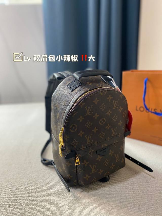 配飞机折叠礼盒 Lv 双肩包小辣椒 老花小辣椒双肩包 注意提手部分原版起鼓 秒杀市场便宜货 进口原版皮加进口原版进口五金，由帆布裁制而成，饰有“Paris”皮质