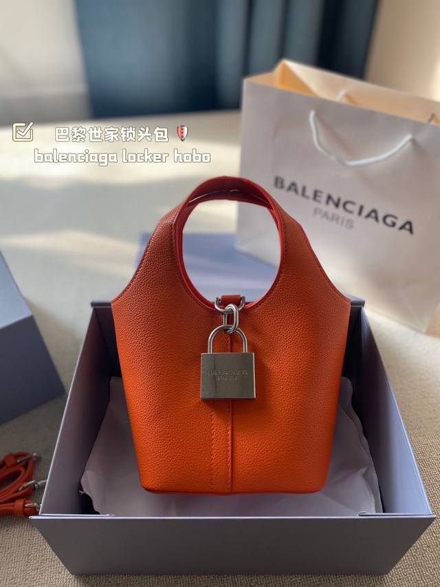 配折叠盒子 巴黎世家锁头包 Balenciaga Locker Hobo锁头包小号 个性不羁爱自由，说的就是巴神吧 别人大logo 咱就搞个大锁头 大家都是大，