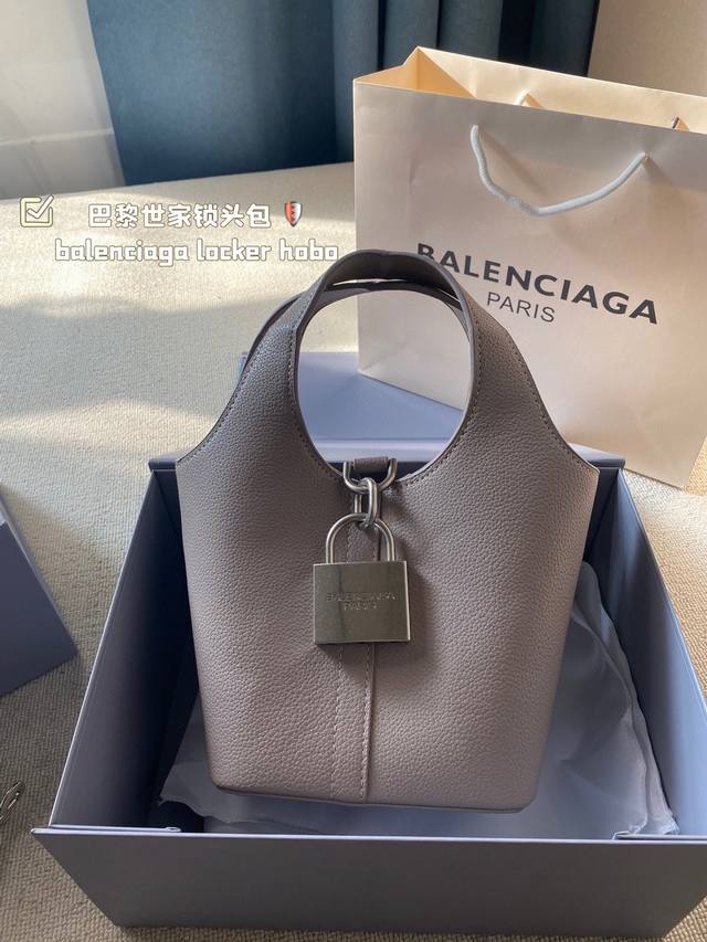 配折叠盒子 巴黎世家锁头包 Balenciaga Locker Hobo锁头包小号 个性不羁爱自由，说的就是巴神吧 别人大logo 咱就搞个大锁头 大家都是大，