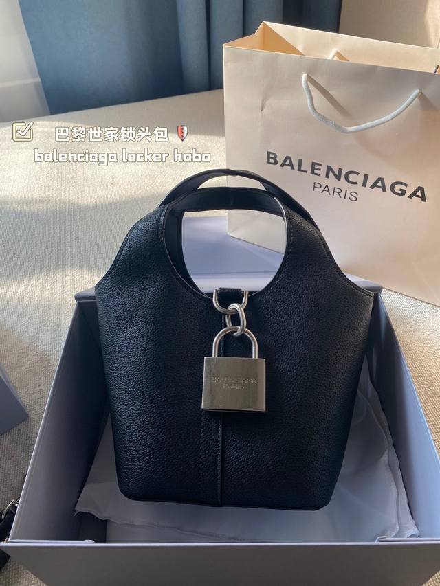 配折叠盒子 巴黎世家锁头包 Balenciaga Locker Hobo锁头包小号 个性不羁爱自由，说的就是巴神吧 别人大logo 咱就搞个大锁头 大家都是大，