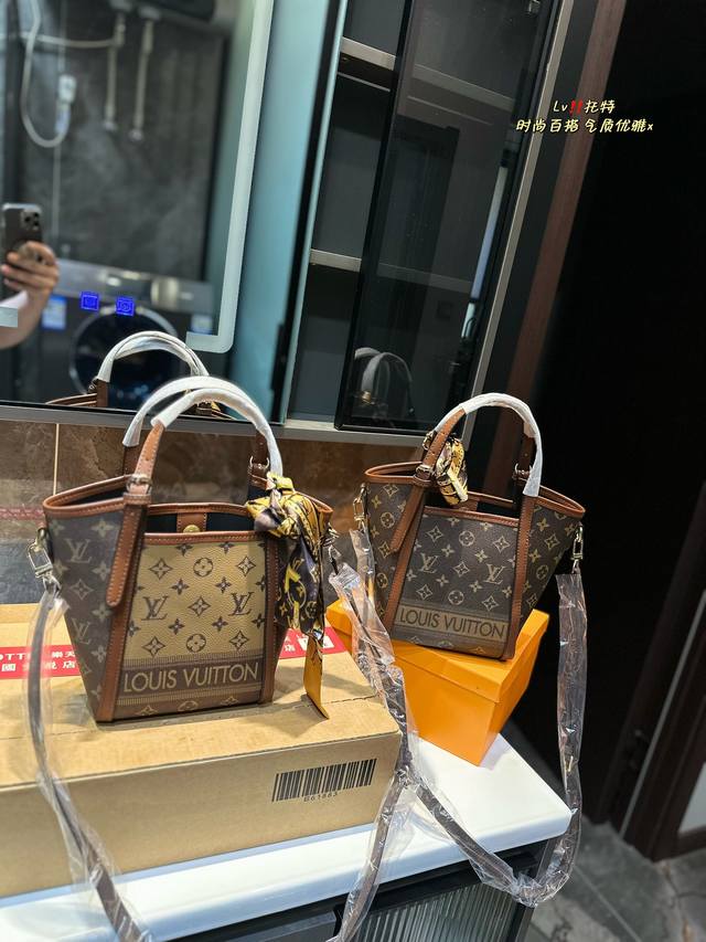 Lv 中古 Tote 斜挎包 网红爆款 这款包真是太有味道了 浓浓的复古风情 的精髓体现的淋漓尽致 挺括明快的线条与丰富的经典设计细节彰显独特魅力：时尚而实用的